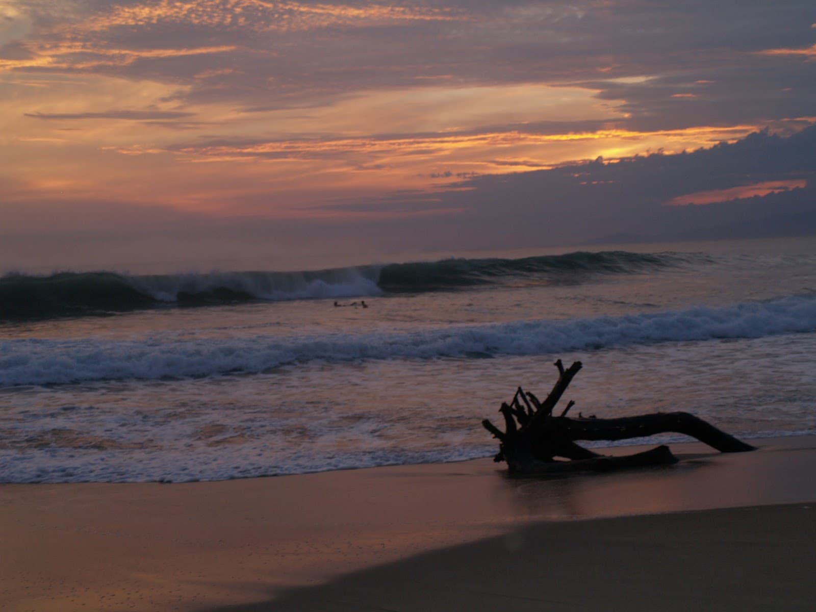 Caminata por la playa al atardecer